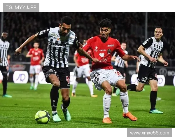 拉鲁斯与圣罗伦素的精彩对决揭示足球战术的博弈与激情